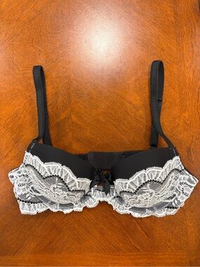 Victoria’s Secret 32B Dream Angels lace lined Demi bra